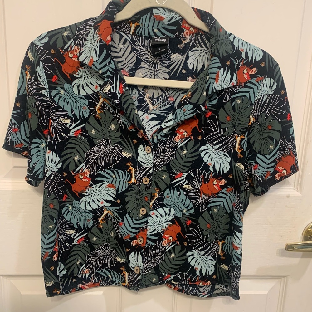 Disney Her Universe Simba’s Timon & Pumbaa Cropped Small Blouse.      2553